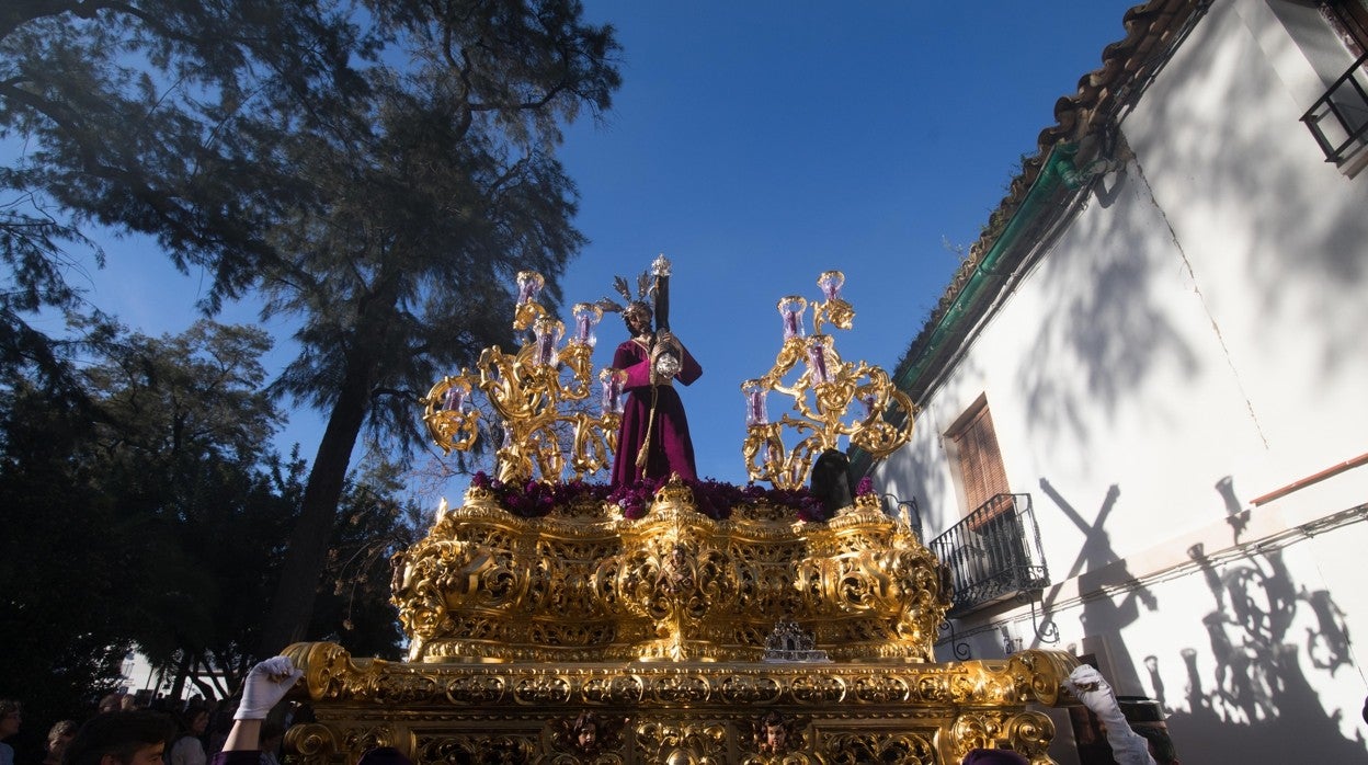 El Señor del Calvario, en el paso que se terminó de dorar en 1992