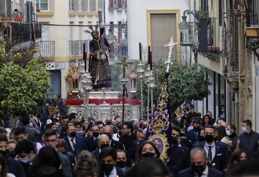 Nuestro Padre Jesús del Calvario sube por la calle San Pablo