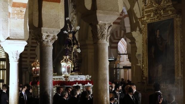 El rezo del Vía Crucis de Córdoba por la paz en Ucrania ante la dulce mirada de Nuestro Padre Jesús del Calvario