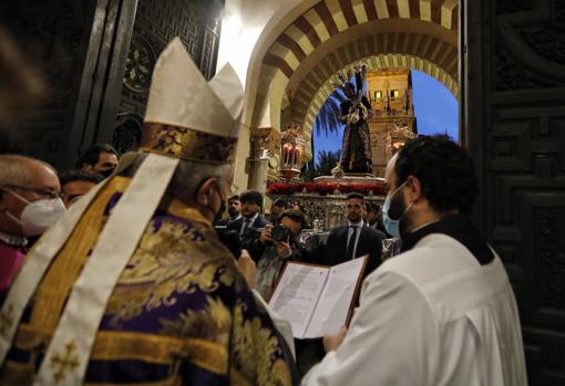 El obispo recibe al Señor del Calvario en la Catedral