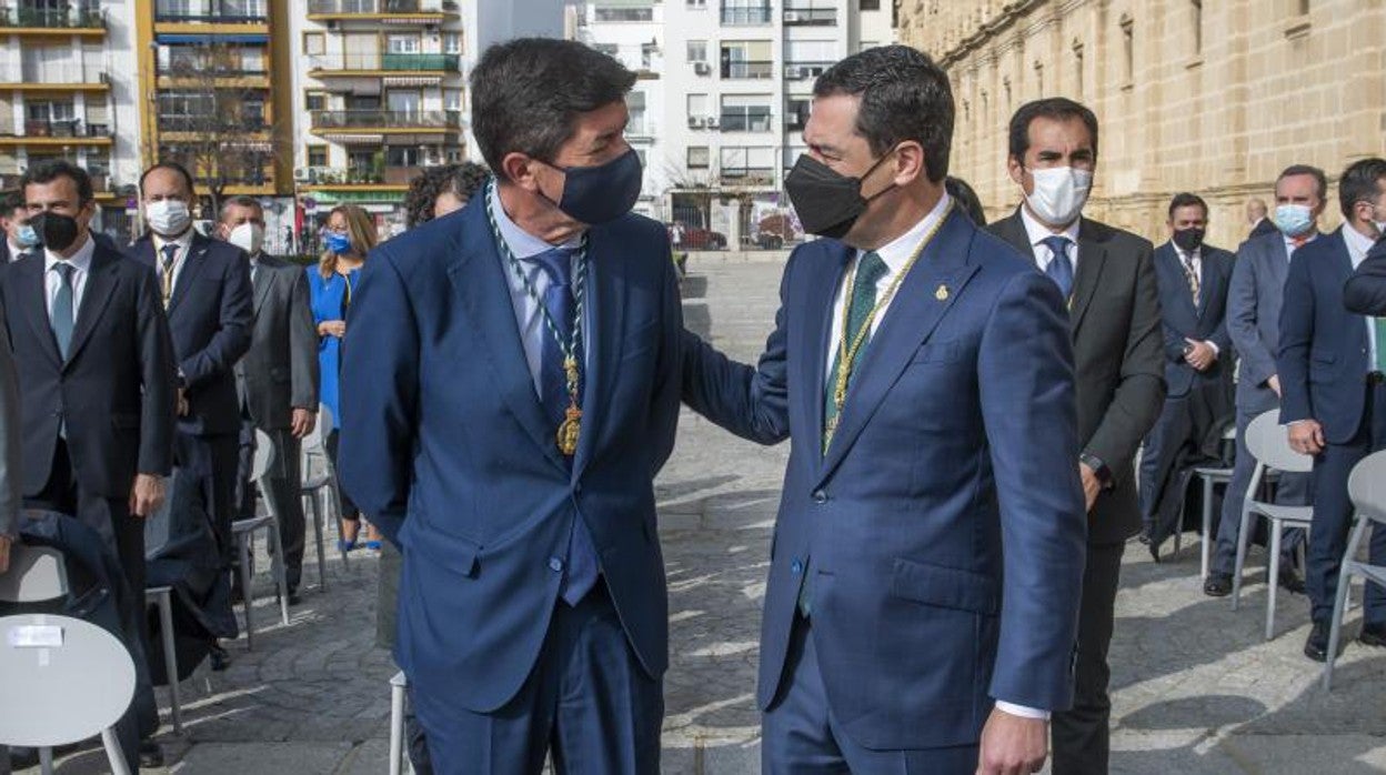 Juan Marín y Juanma Moreno en el Parlamento con motivo de la celebración del Día de Andalucía