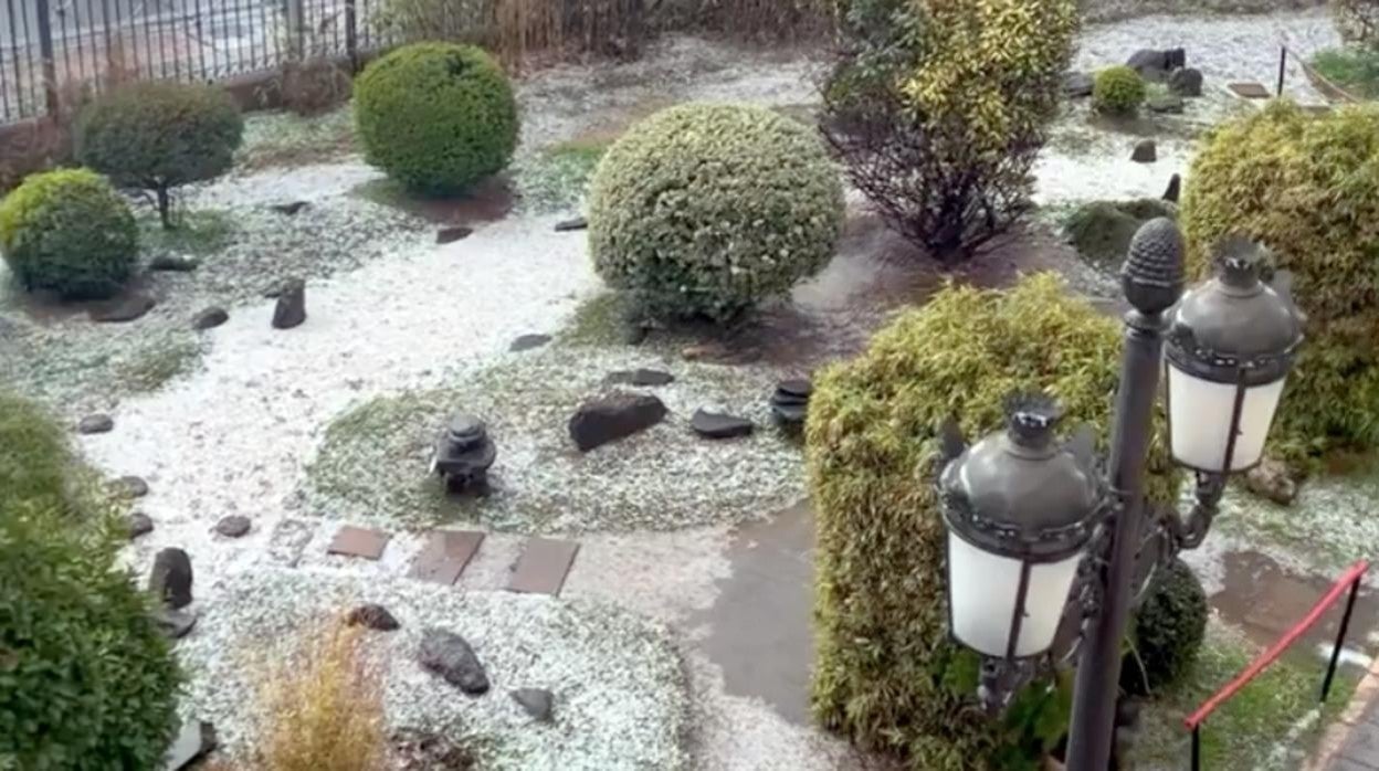 El granizo ha cubierto de blanco calles y jardines en Almería capital.