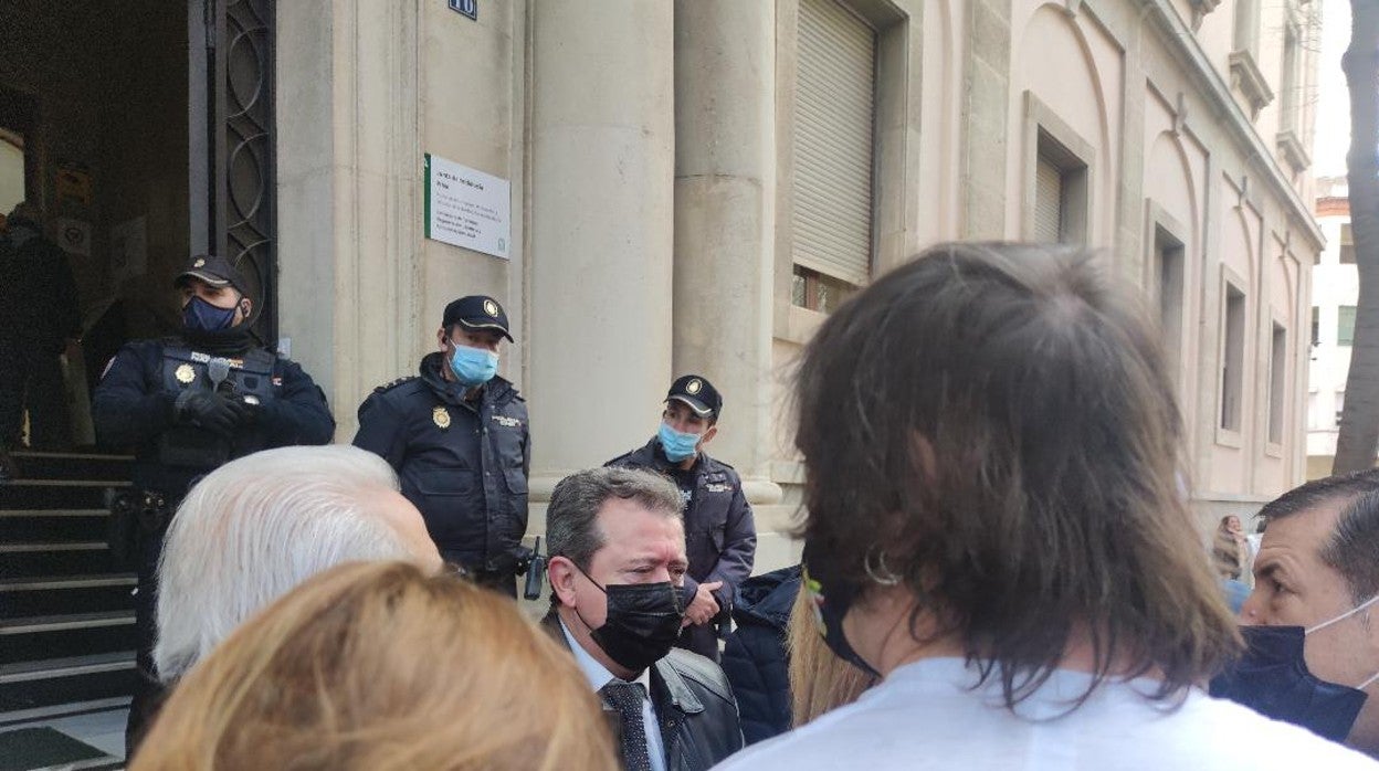 Juan Fernández, en el centro de la imagen, ante el palacio de justicia de Jaén