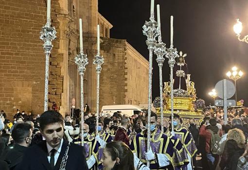 Las cofradías de Cádiz rezan por la paz mundial en un Vía Crucis muy solemne