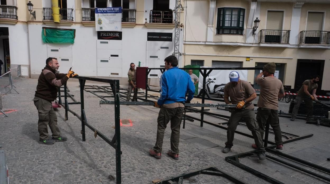 Comienza la instalación de los palcos de Semana Santa en Cádiz