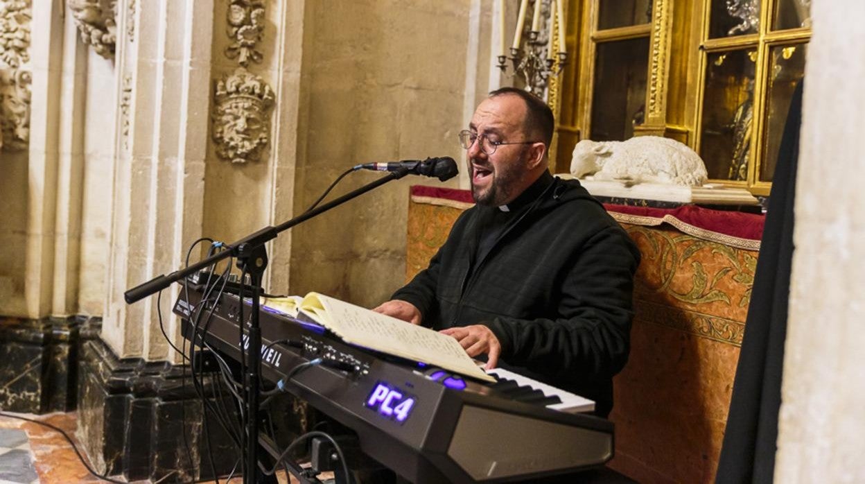 Toño Casado, mientras canta una de las piezas que sonarán en el musical el sábado