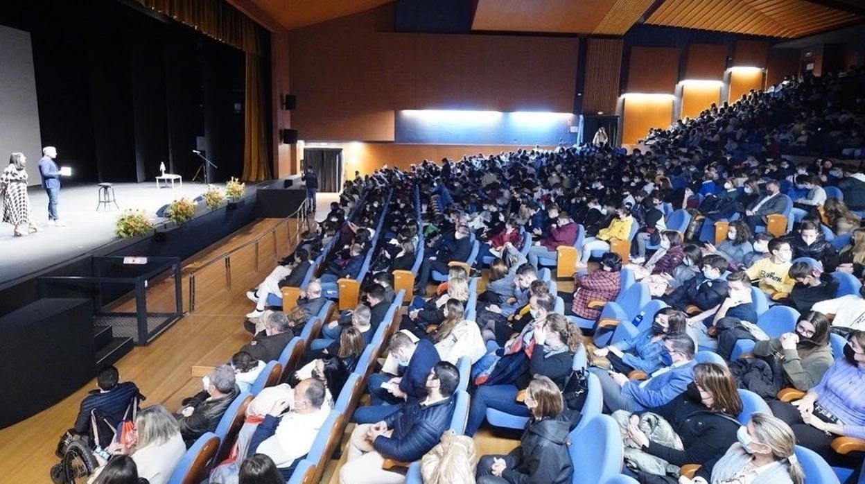 Concurrido aspecto de El Silo, durante la celebración del congreso 'Educando en valores'