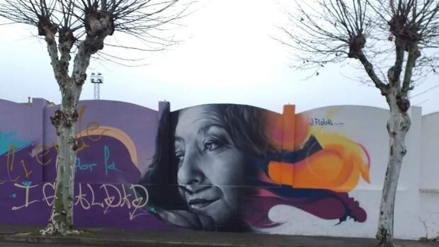 Atacan con pintadas en el 8M un mural con el rostro de la escritora Almudena Grandes en un pueblo de Huelva