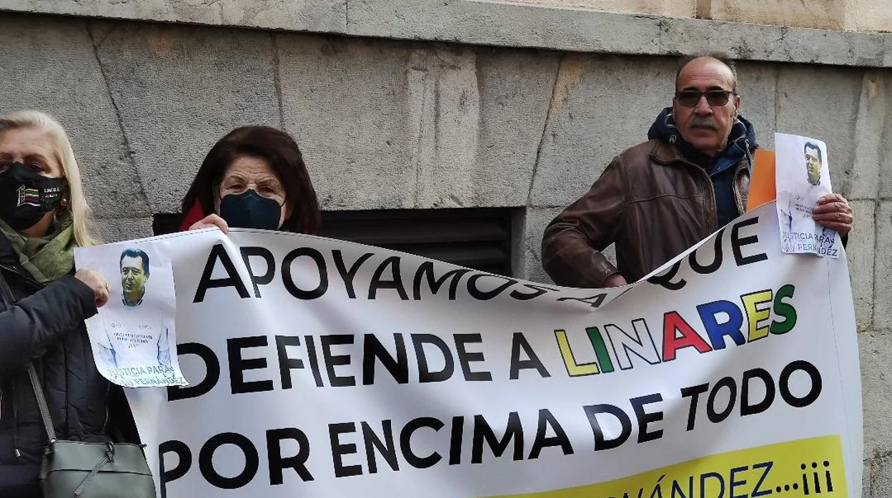 Vecinos de Linares expresan su apoyo al exalcalde ante la Audiencia