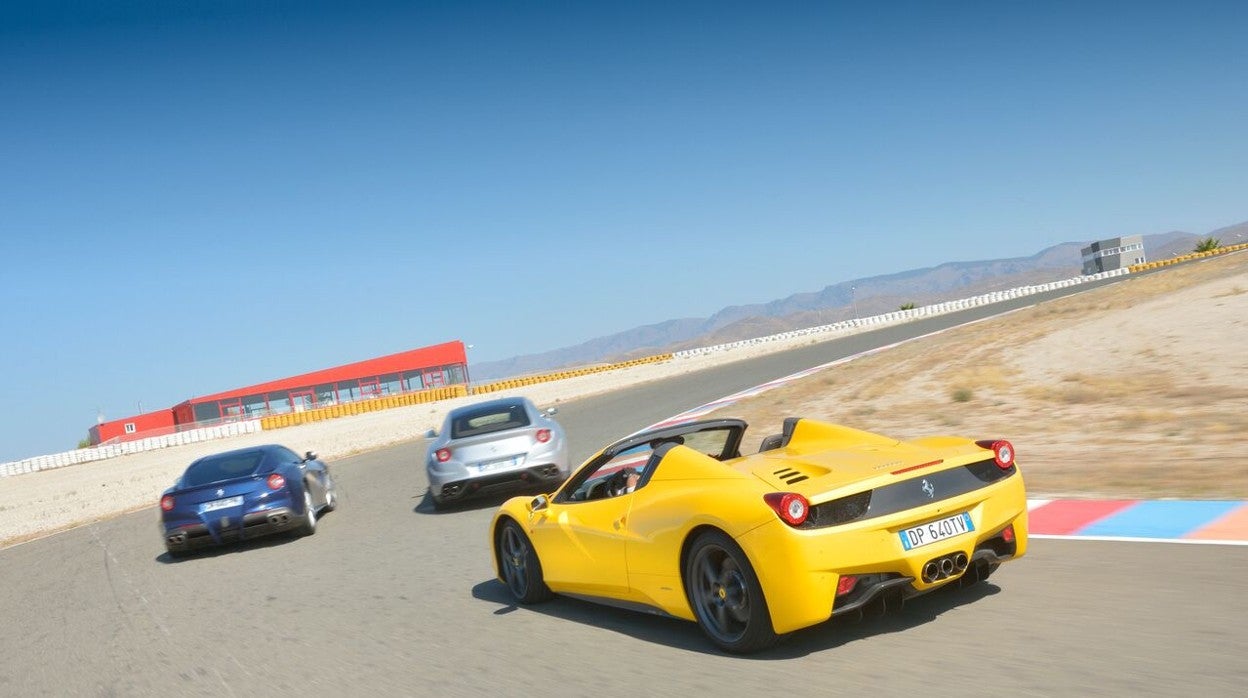 Tres vehículos Ferrari ruedan en el Circuito de Almería en Tabernas.