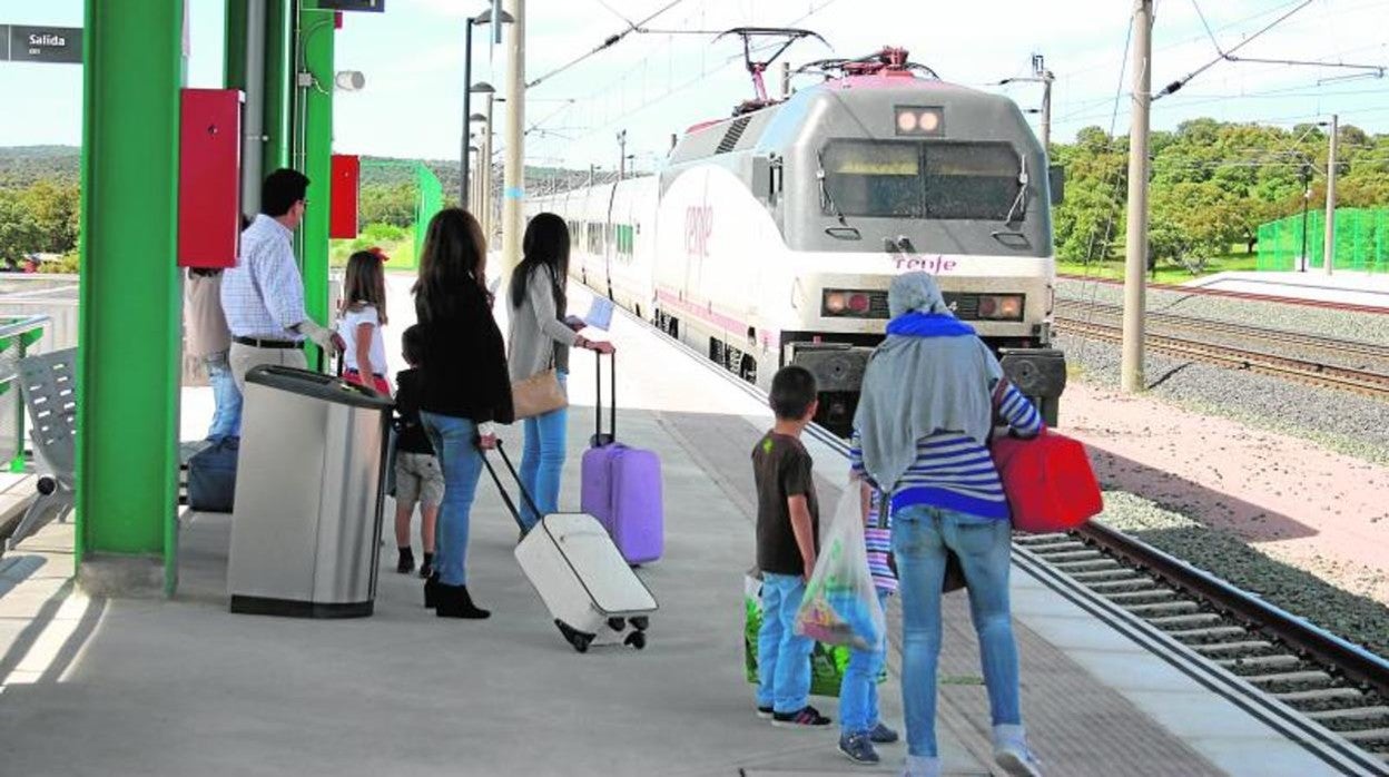 Pasajaeros en el andén de la estación del AVE de Villanueva de Córdoba