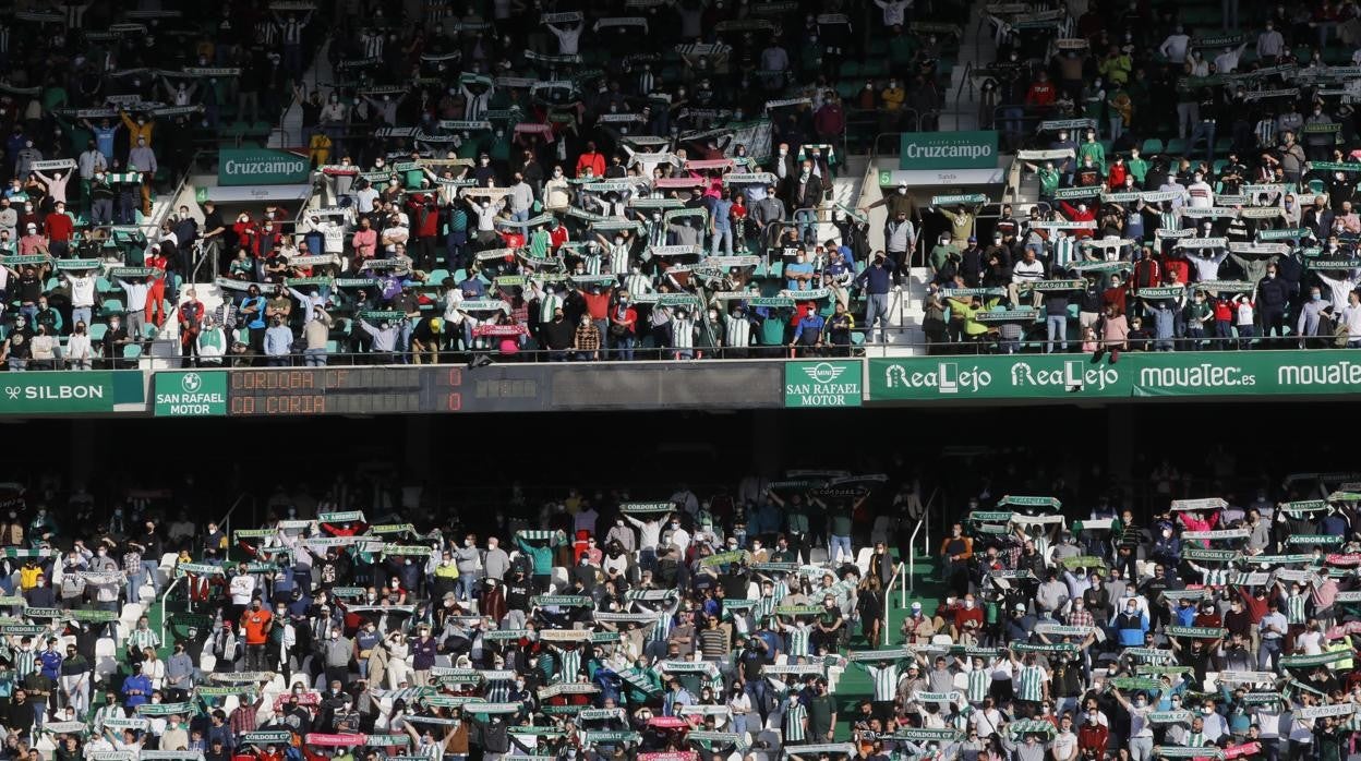 La afición del Córdoba CF canta el himno del equipo en El Arcángel