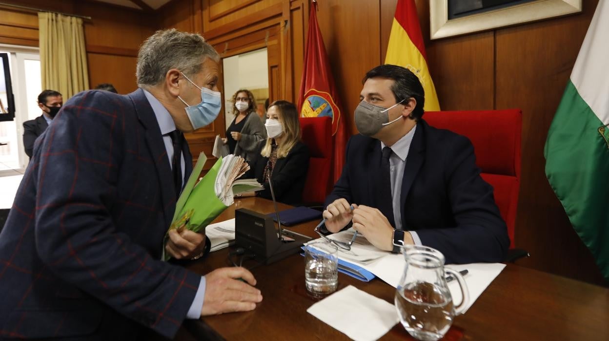 El teniente de alcalde de Hacienda, Salvador Fuentes, este jueves en el Pleno con el alcalde de Córdoba