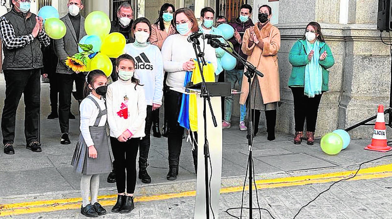 Olga e Irina junto a sus hijas en el acto realizado en Pozoblanco de condena a la invasión de Rusia a Ucrania