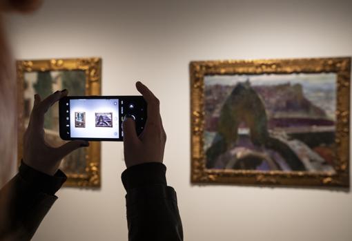 Una de las paredes con pinturas de Sorolla, fotografiada por uno de los visitantes a la exposición