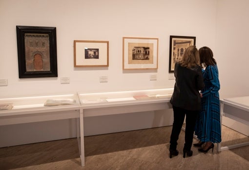 Primera sala de la exposición, dedicada a la figura de la Alhambra como enclave artístico en el mundo