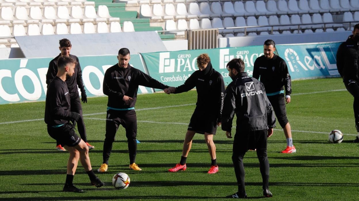 Los jugadores del Córdoba, en el entrenamiento en el estadio El Arcángel