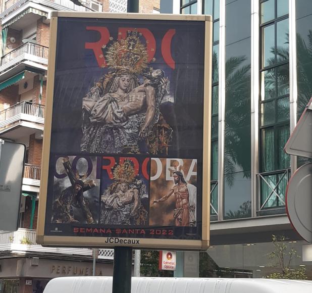 ¿Cómo encaja el cartel horizontal de la Semana Santa en formato vertical en las calles de Córdoba?