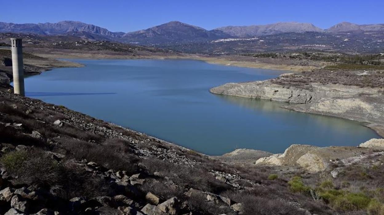 Vista del Embalse de la Viñuela en la provincia de Málaga que oficialmente se encuentra en situación de sequía grave