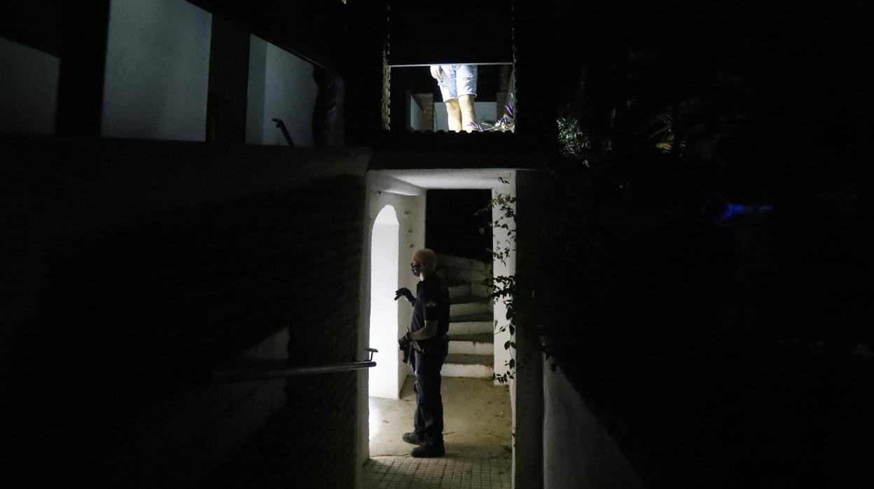 Un agente de la Policía patrulla de noche en un barrio de Córdoba