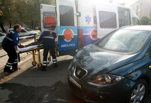 Dos sanitarios en una ambulancia