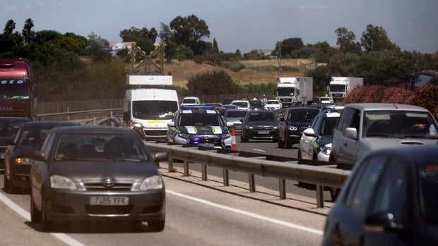 Accidente Córdoba |  Herido un hombre en la A-4 tras volcar el camión de naranjas que llevaba