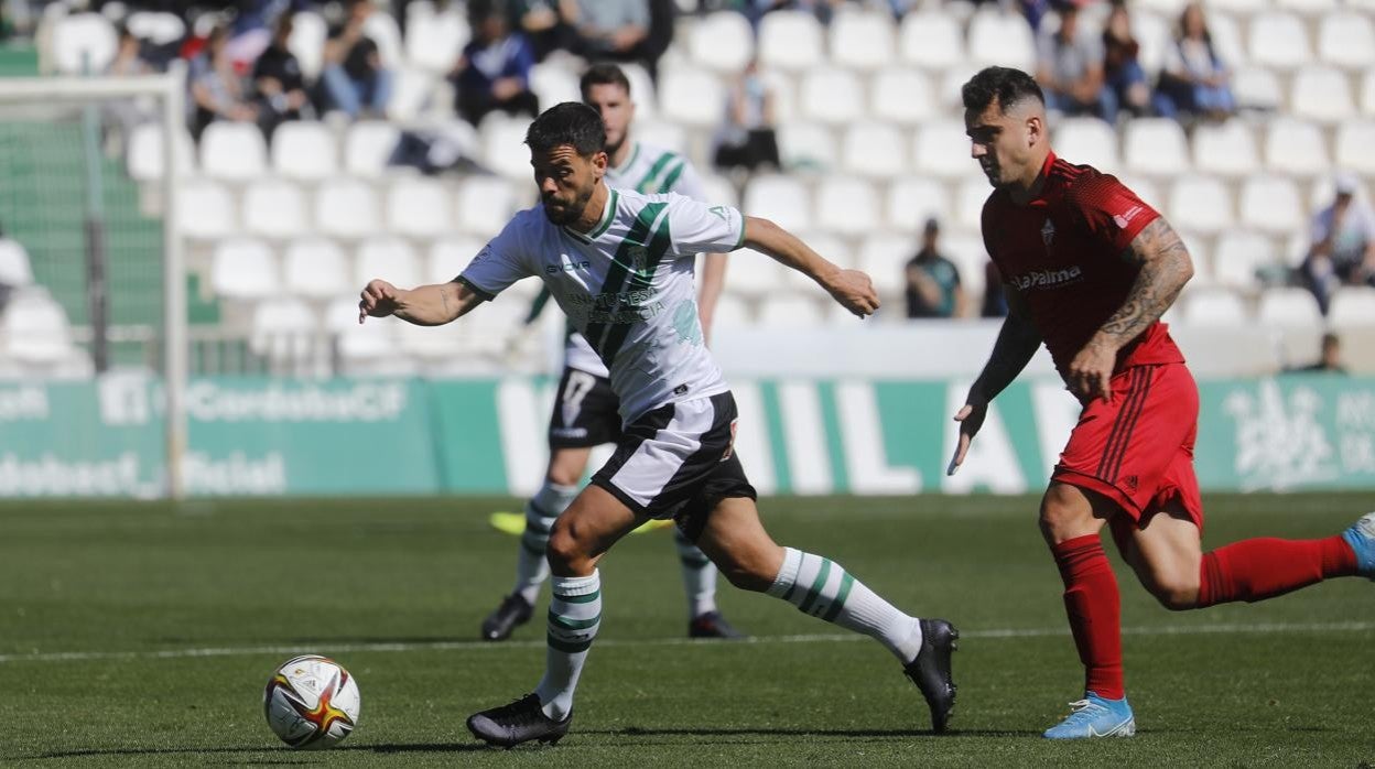 El defensa José Ruiz corre por la banda de El Arcángel