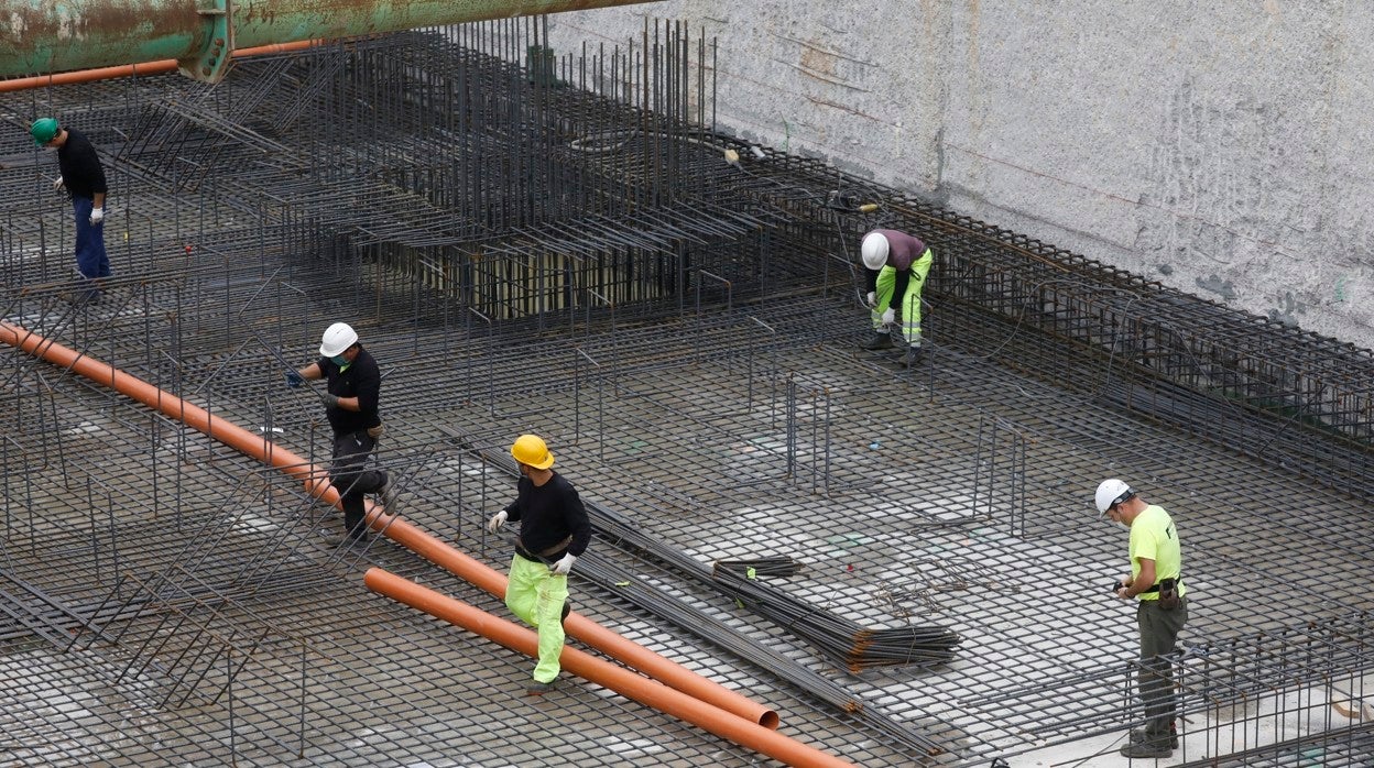 Obreros trabajando en una obras durante la pandemia