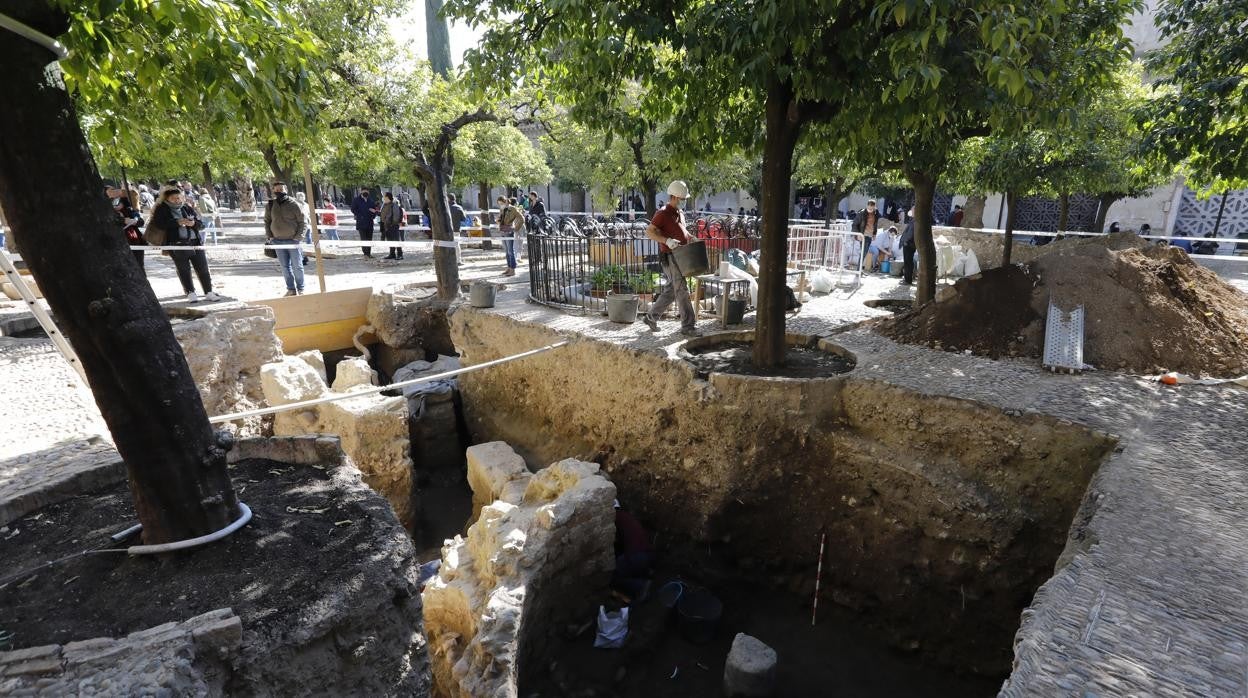 Excavaciones en el Patio de los Naranjos