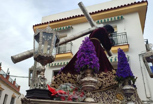 Nuestro Padre Jesús Nazareno, con su túnica de cola y su cruz de plata