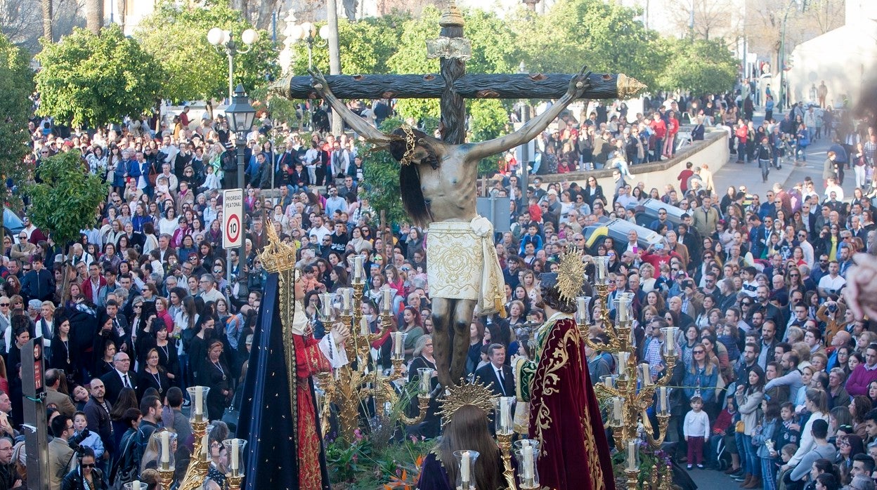 El Cristo de Gracia avanza un Jueves Santo