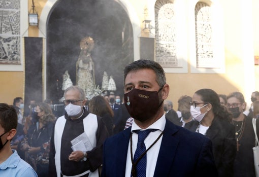 La Virgen de la Soledad sale por la puerta de su nueva parroquia