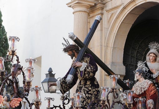 El misterio de la Santa Faz saliendo de la Trinidad