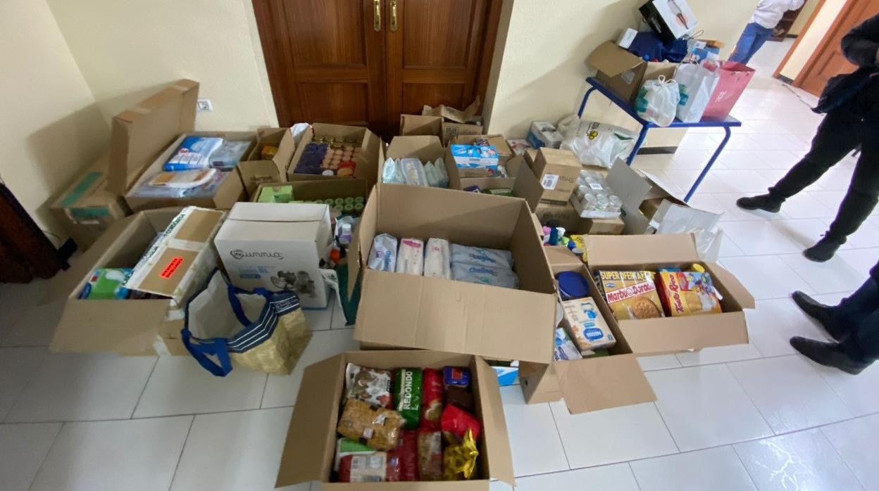 Cajas con alimentos reunidos por la hermandad del Cristo de Gracia