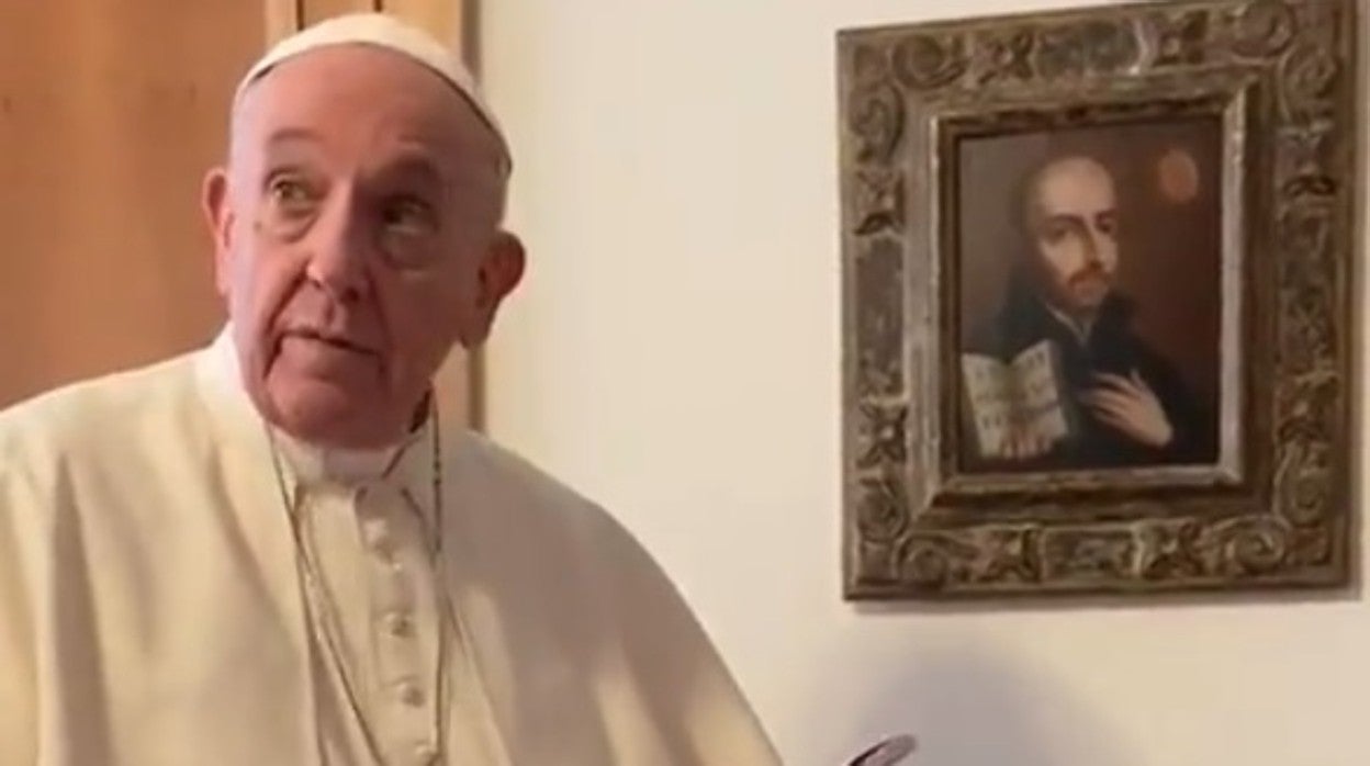 El Papa Francisco, con el libreto de 'Vía Crucis. El musical'