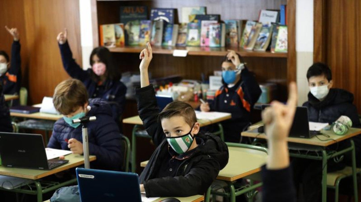 Alumnos de un colegio de Córdoba con la mascarilla puesta durante las clases