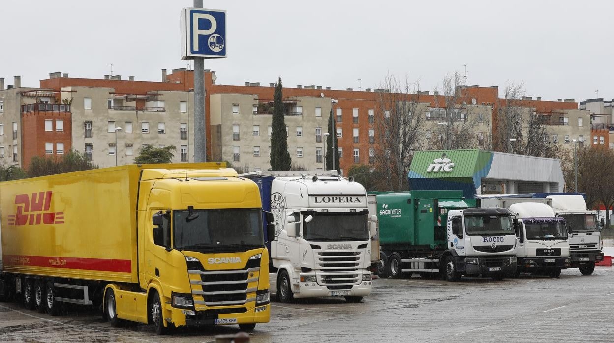 Camiones estacionados en Mercacórdoba