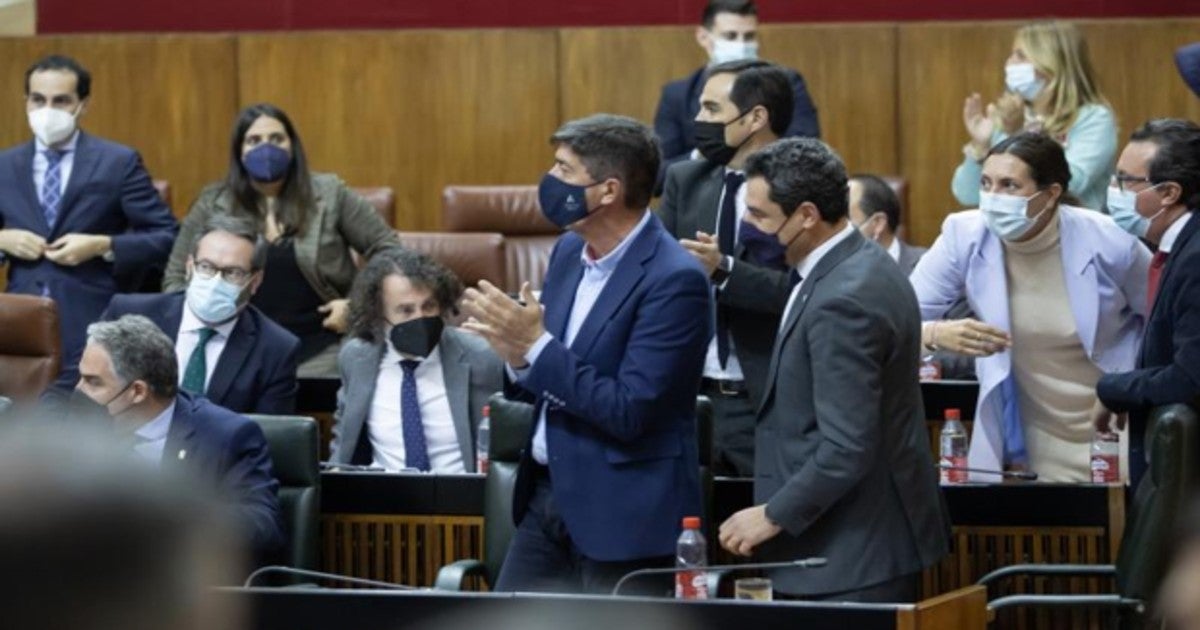 Moreno y Marín celebran en esta imagen de archivo la aprobación de la pdl para legalizar cultivos históricos en Doñana