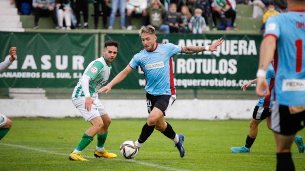 Antonio Casas controla el balón durante el partido en El Maulí