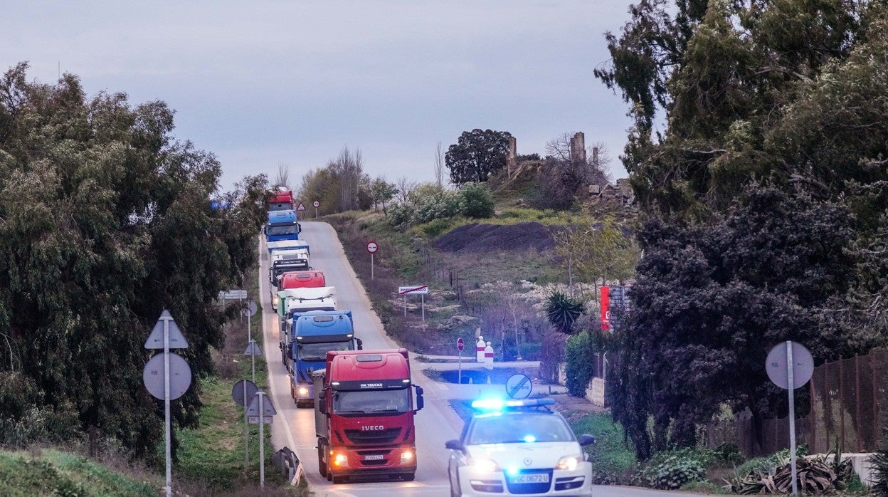 Llegada de camiones a Pozoblanco escoltados por la Guardia Civil