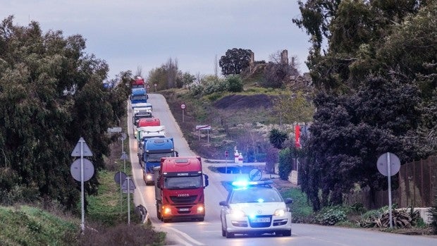 La Guardia Civil escolta a los camiones que entran y salen de Covap frente a los piquetes