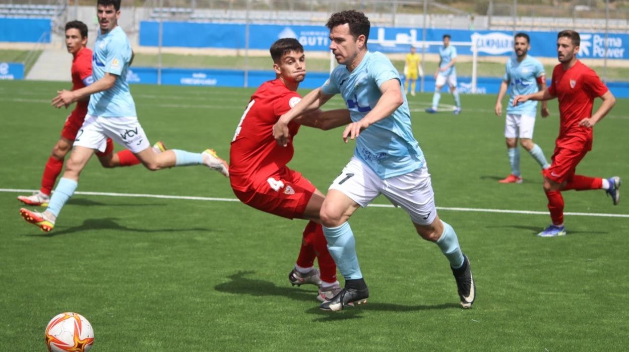 Joao Pedro recibe el balón en el partido del Ximénez ante el Granollers