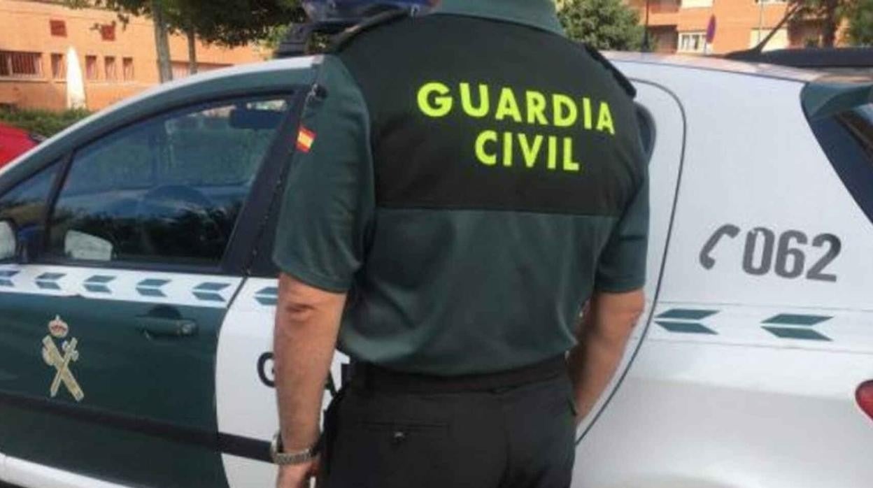 Un agente de la Guardia Civil