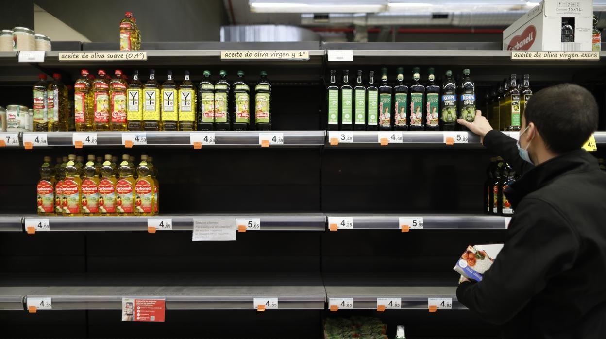 Estantería de un supermercado con el lineal del aceite de girasol vacío