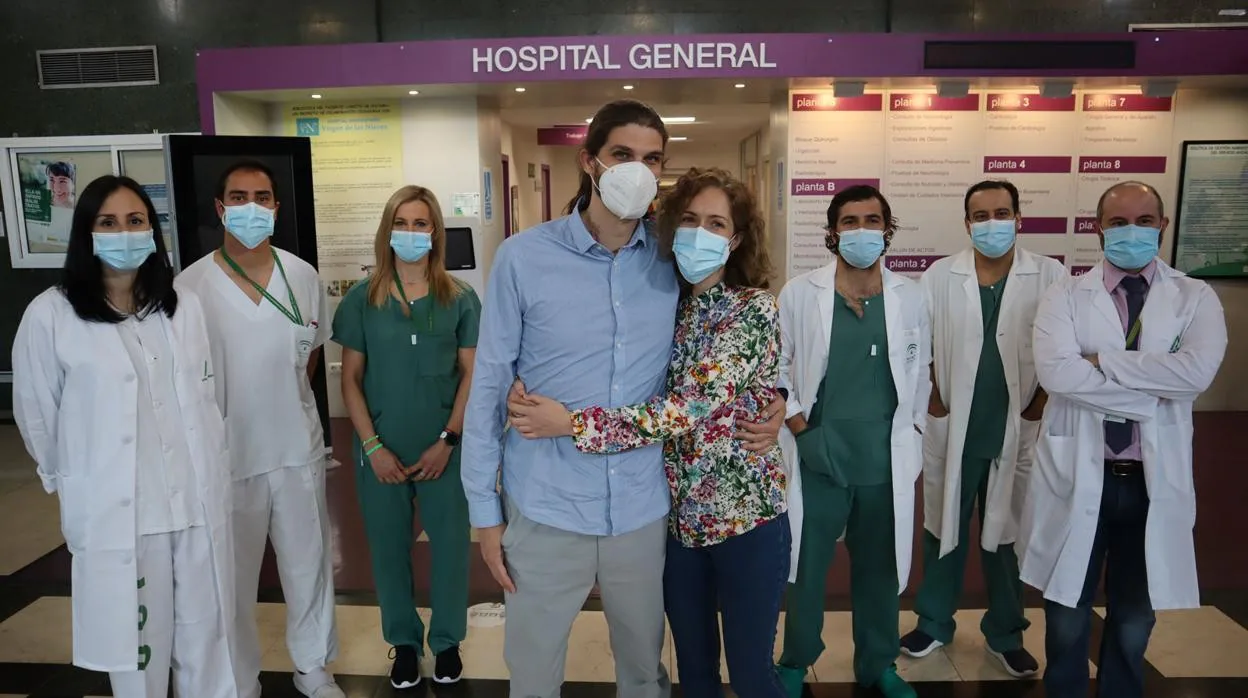El paciente,Baptiste Peiro, de 41 años, junto a su pareja y algunos de los sanitarios que le atendieron