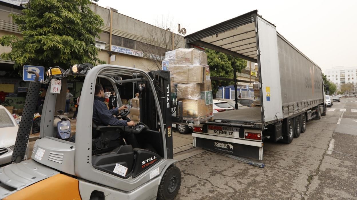 Carga de un trailer camino de Ucrania