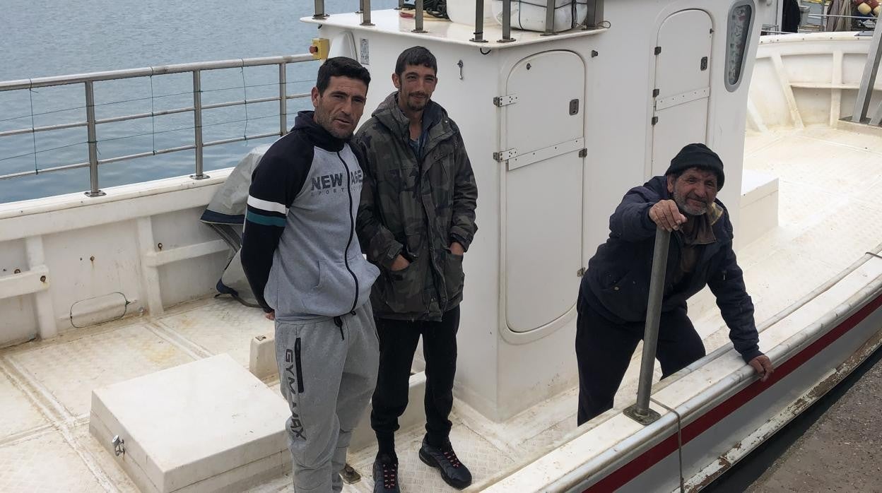 Algunos de los marineros parados en la Caleta de Vélez