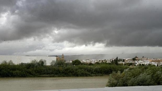 Lunes de tormenta, lluvia y caída brusca de las temperaturas en Córdoba