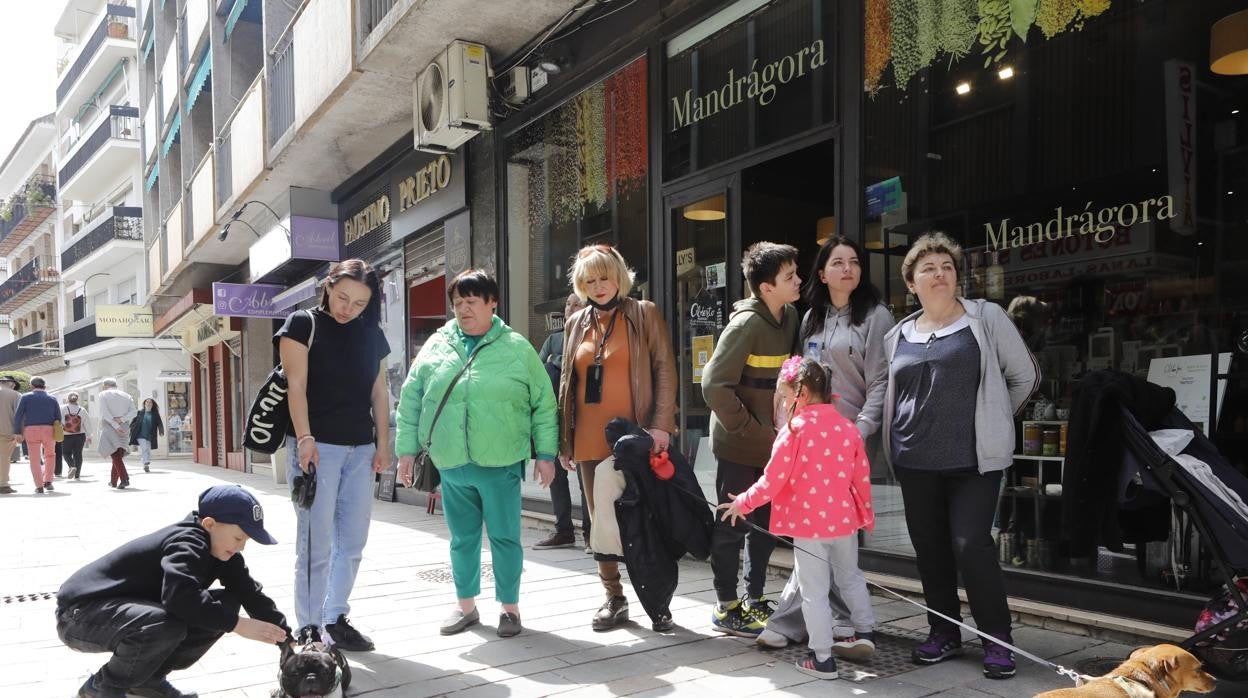 Dos familias ucranianas recién llegadas a Córdoba, en la calle Jesús y María