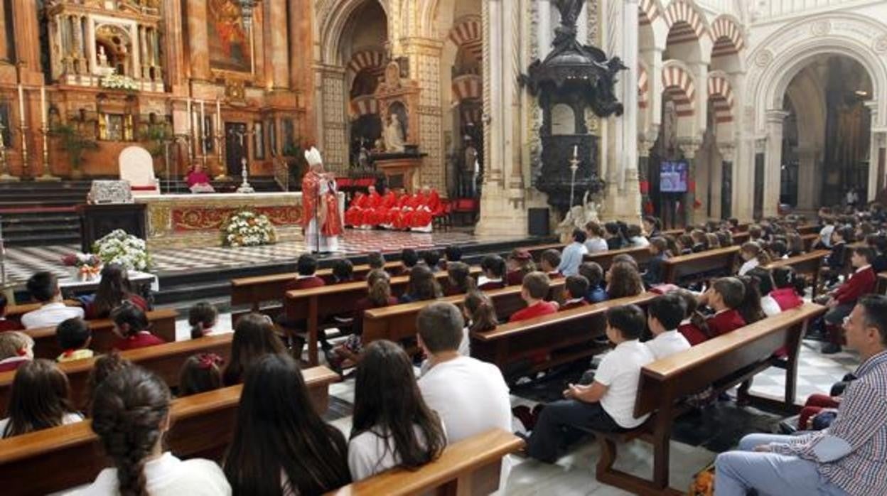 El obispo de Córdoba durante una misa en la Santa Catedral